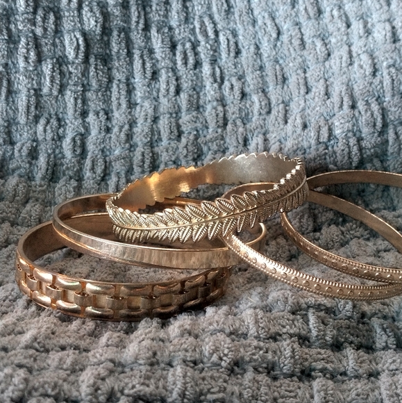 5 Gold Toned Bangle Bracelets - Picture 6 of 6